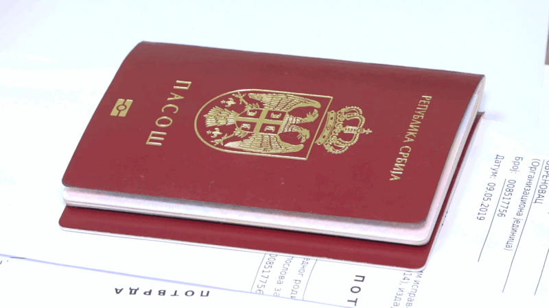 Dva pasoša Republike Srbije položena jedan na drugi na stolu