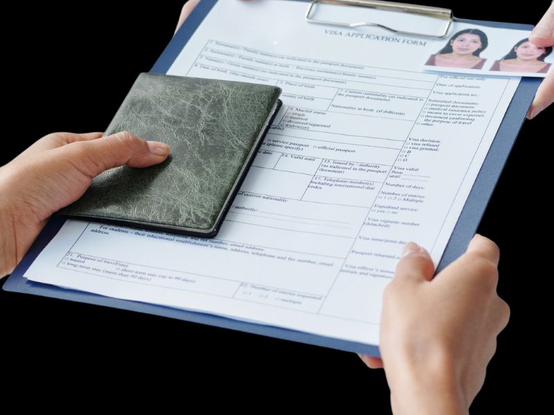 osoba predaje potrebne dokumente za prijavu prebivališta osobi na šalteru