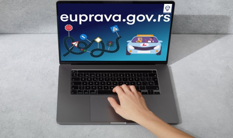 Sajt euprave prikazan na ekranu laptopa