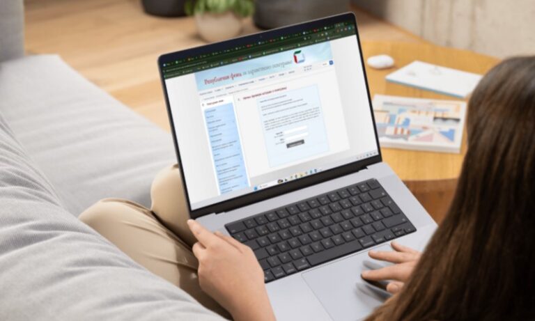 Žena proverava zdravstveno osiguranje na laptopu