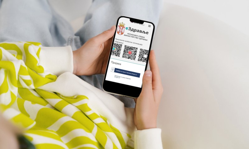 Žena na telefonu proverava zdravstveno osiguranje na sajtu e-zdravlje
