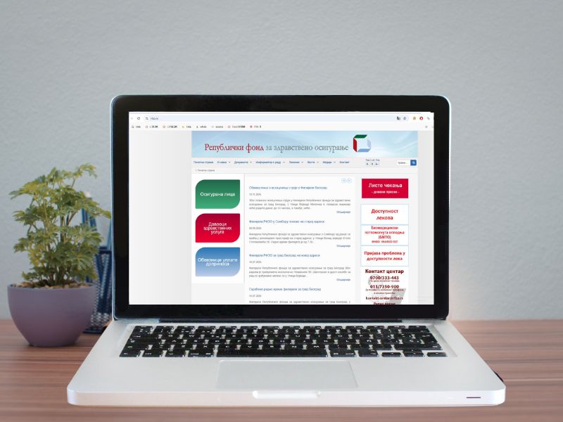 laptop na drvenom stolu i prikaz rfzo sajta