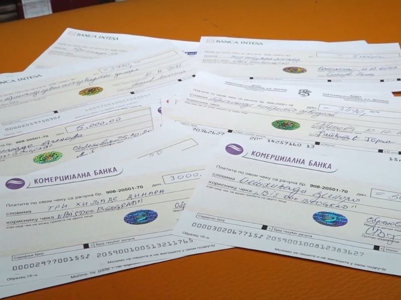 nekoliko čekova na drvenom stolu