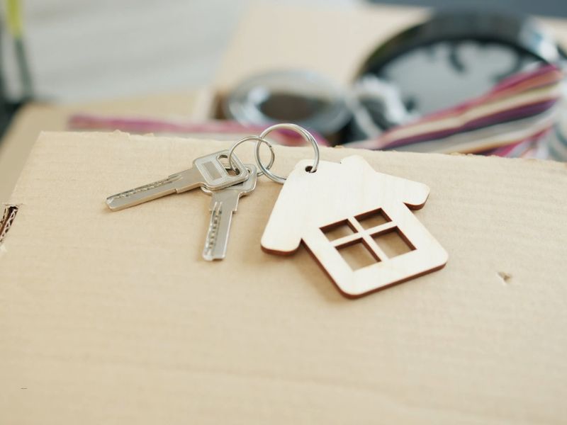klju;evi sa priveskom kuće stoje na kutiji