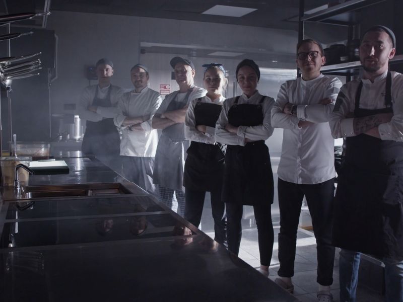 prikaz 7 radnika u kuhinji