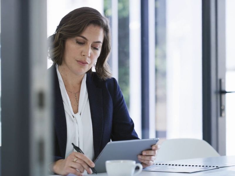 preduzetnica popunjava papire