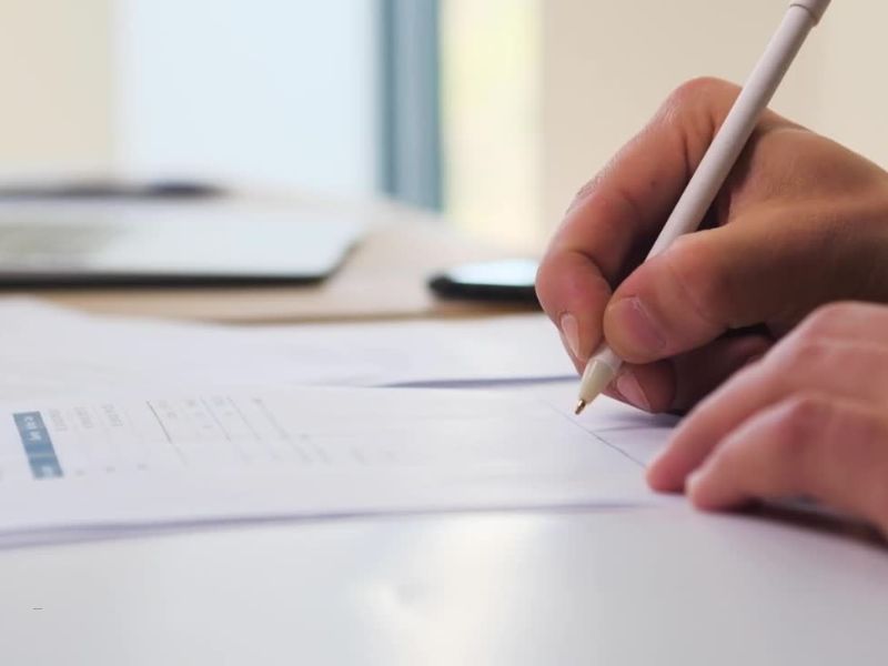 osoba potpisuje papire o zakupu stana