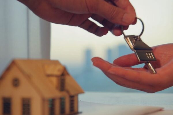 osoba daje osobi ključeve od zakupljenog stana