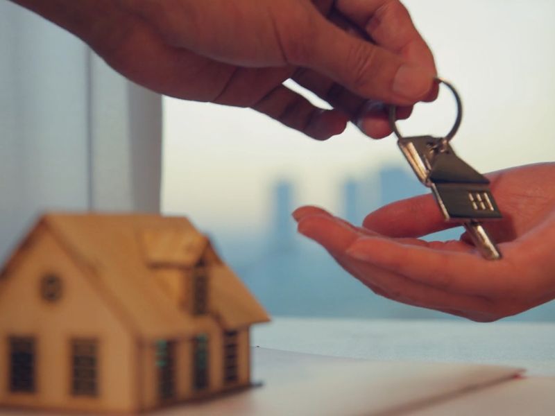 osoba daje osobi ključeve od zakupljenog stana