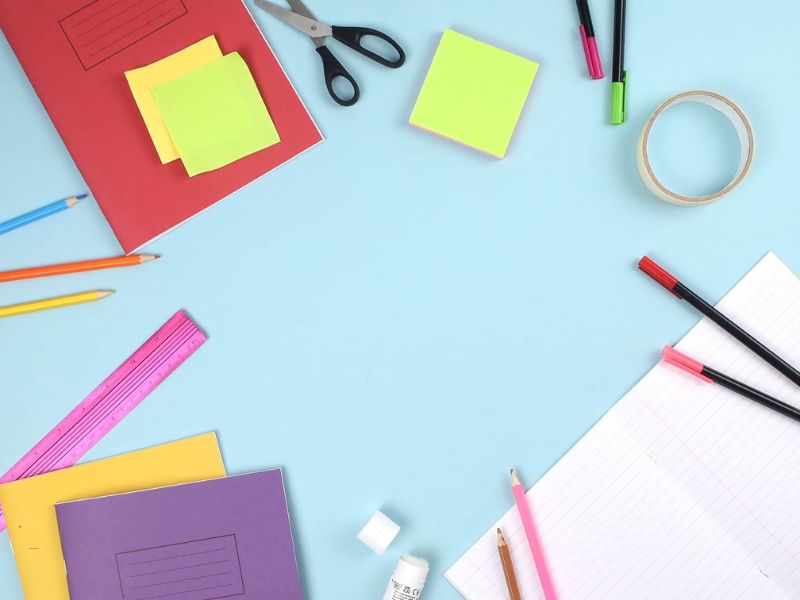 prikaz kancelarijskog materijala,sveske, hemijske, lenjiri, samolepljivi papirići, selotejp...