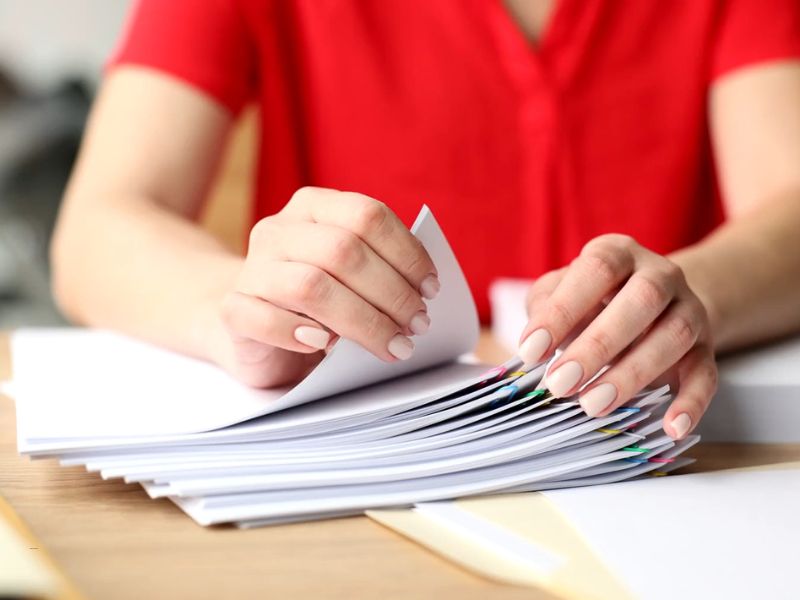 devojka organizuje dokumente