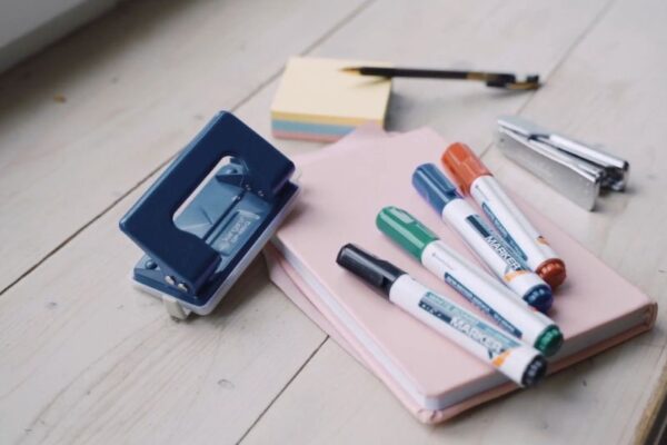 prikaz pribora za kancelarijski sto