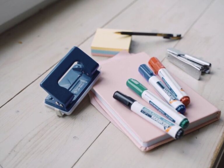 Osnovni kancelarijski materijal za organizovan i produktivan radni sto