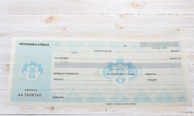 prikaz menice na drvenom stolu