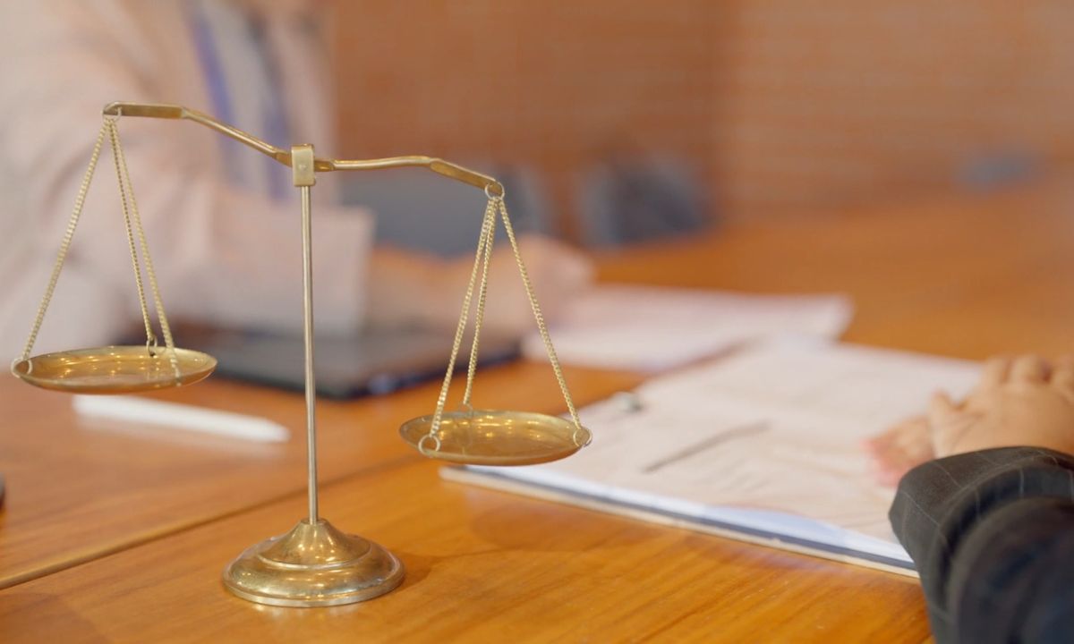 osoba priča sa advokatom, agentom za nekretnine