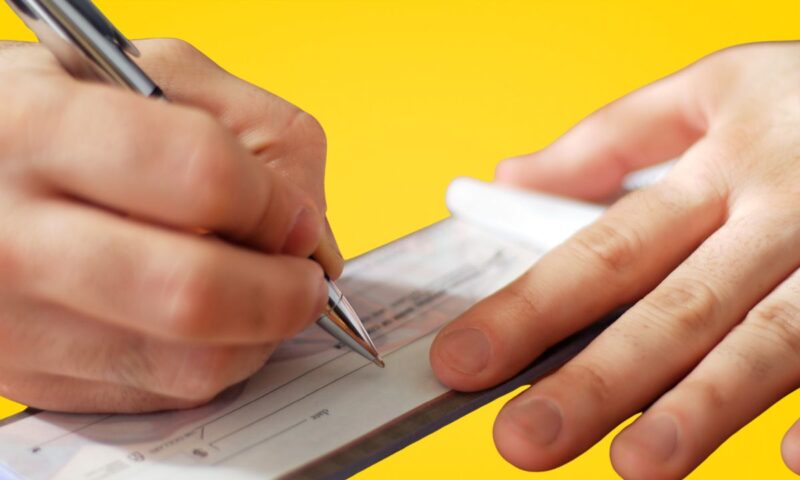 osoba popunjava menicu