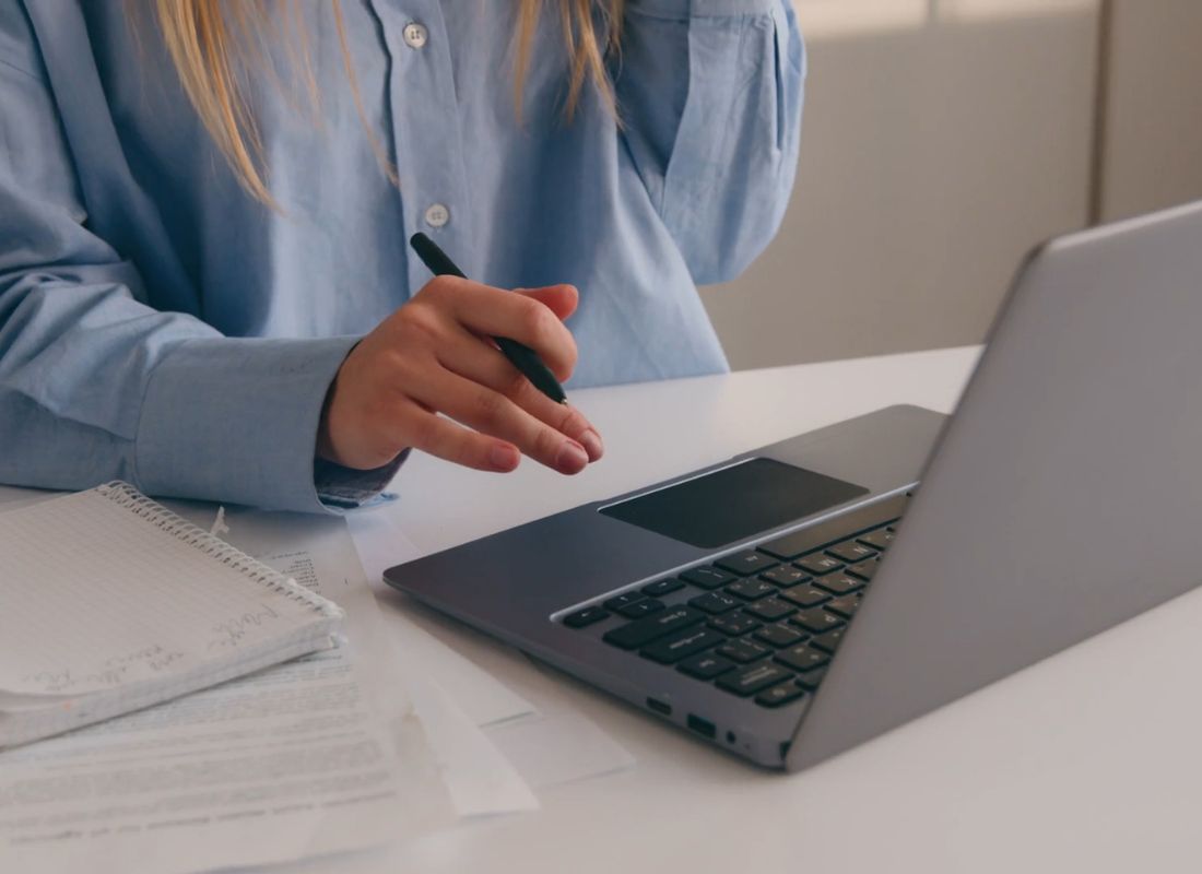 devojka koristi laptop