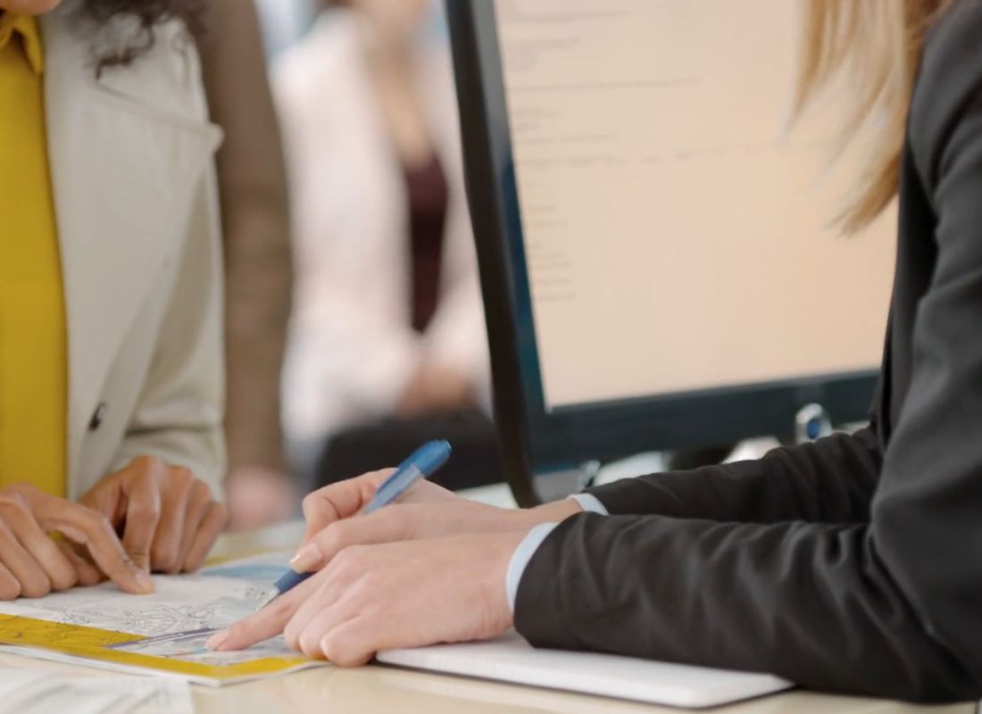 devojka i bankarka gledaju dokumenta