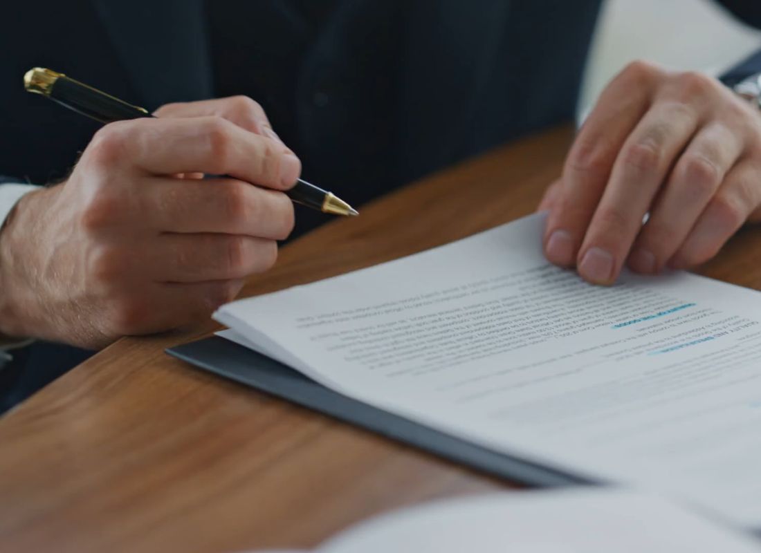 osoba čita punomoćje za prodaju nepokretnosti