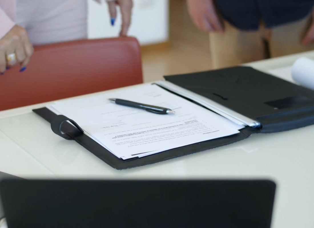 na stolu papir punomoćje nepokretnosti 