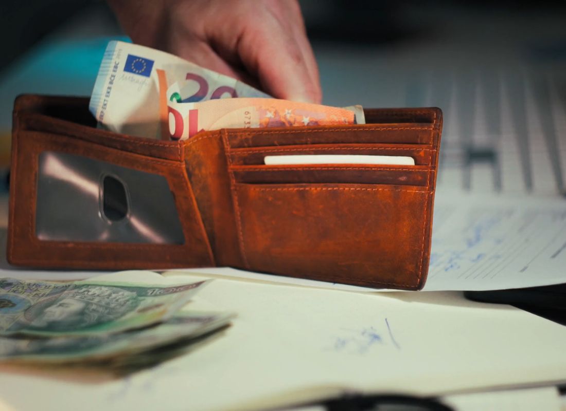 osoba vadi novac iz novčanika