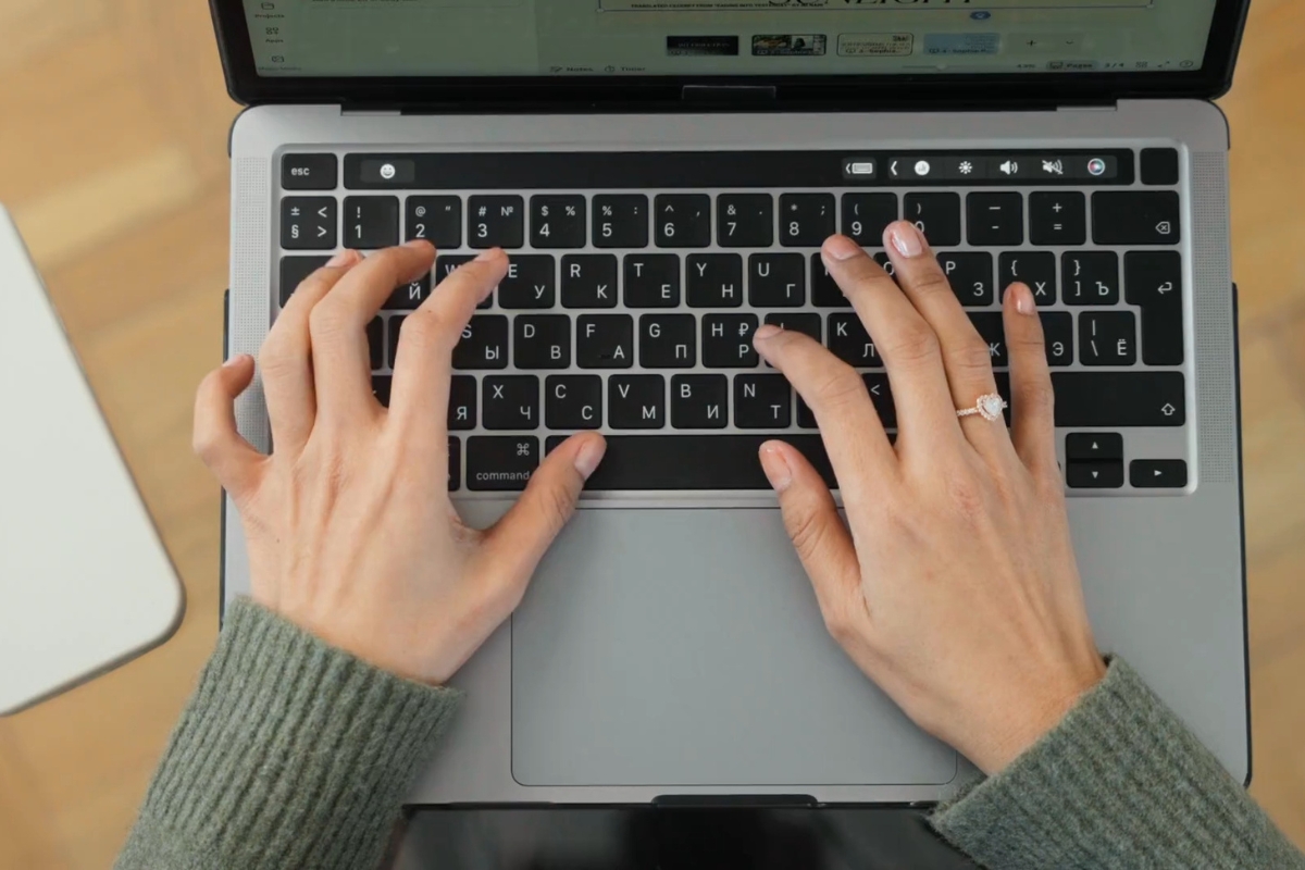 osoba koristi laptop