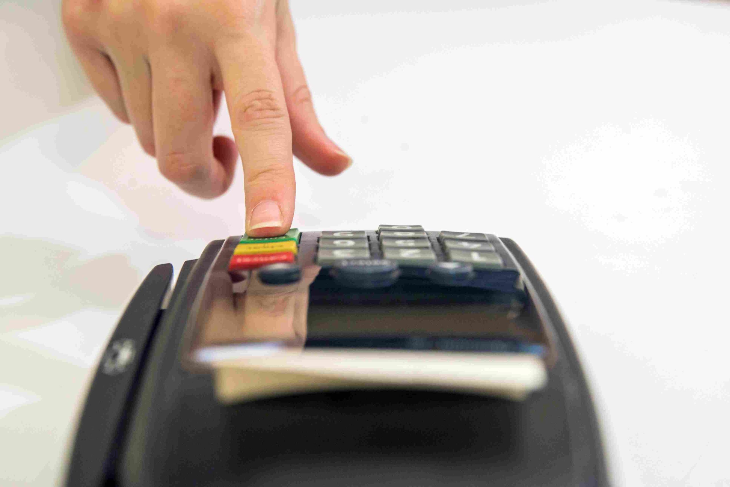 Ruka pritiska taster na POS terminalu