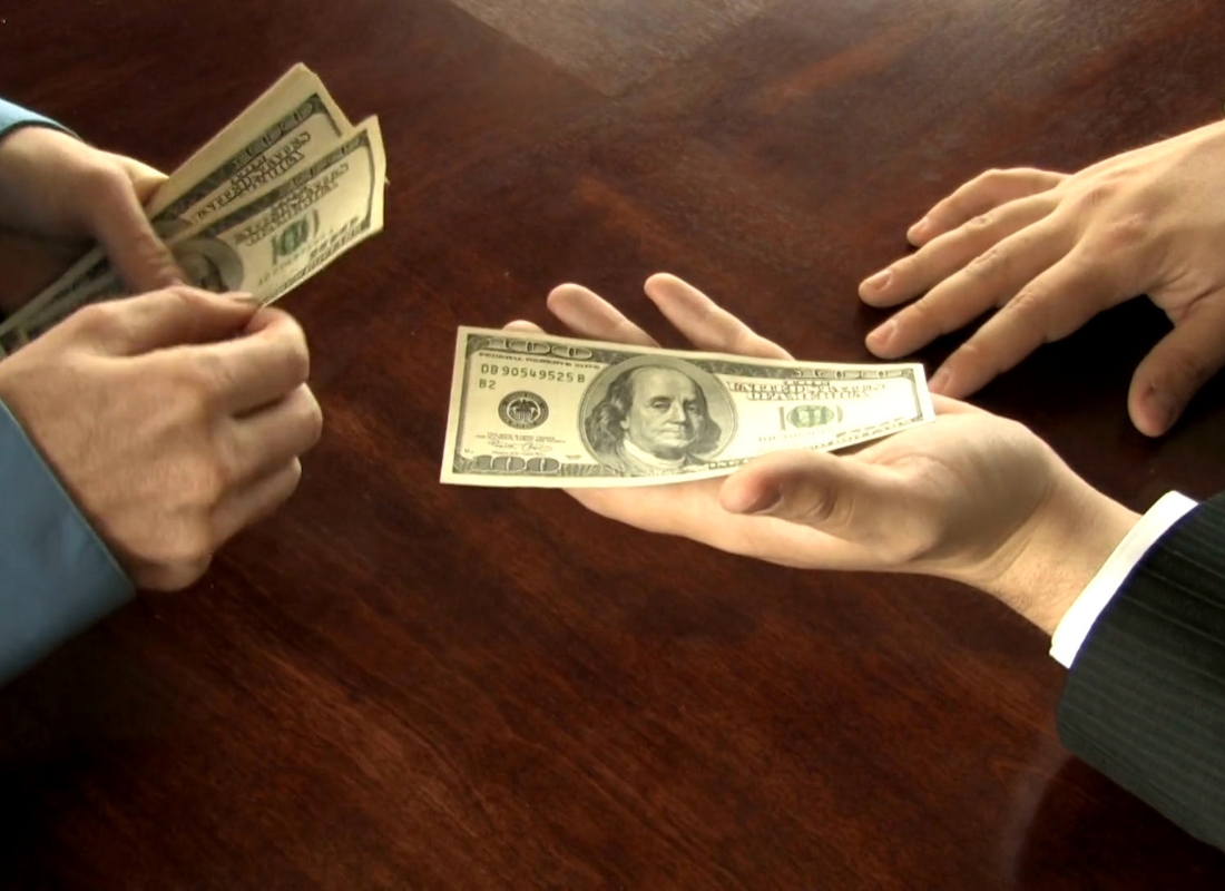 prikaz osobe koja daje novac drugoj osobi