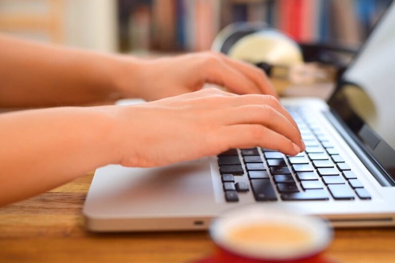 osoba koristi laptop