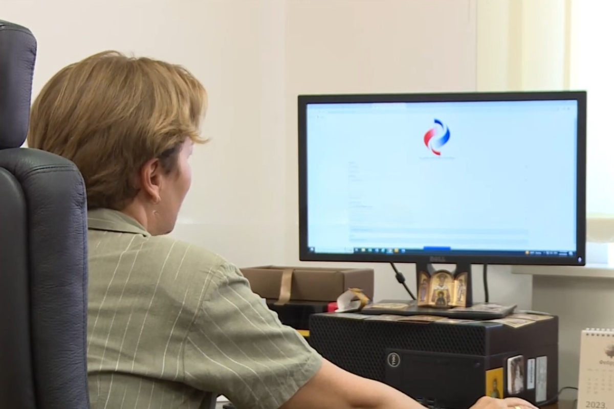 osoba koristi e upravu online