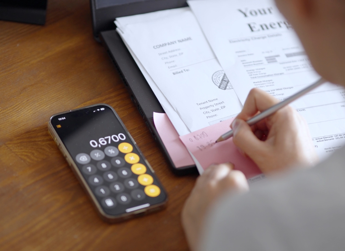 prikaz devojke koja računa obračun bolovanja uz pomoć kalkulatora