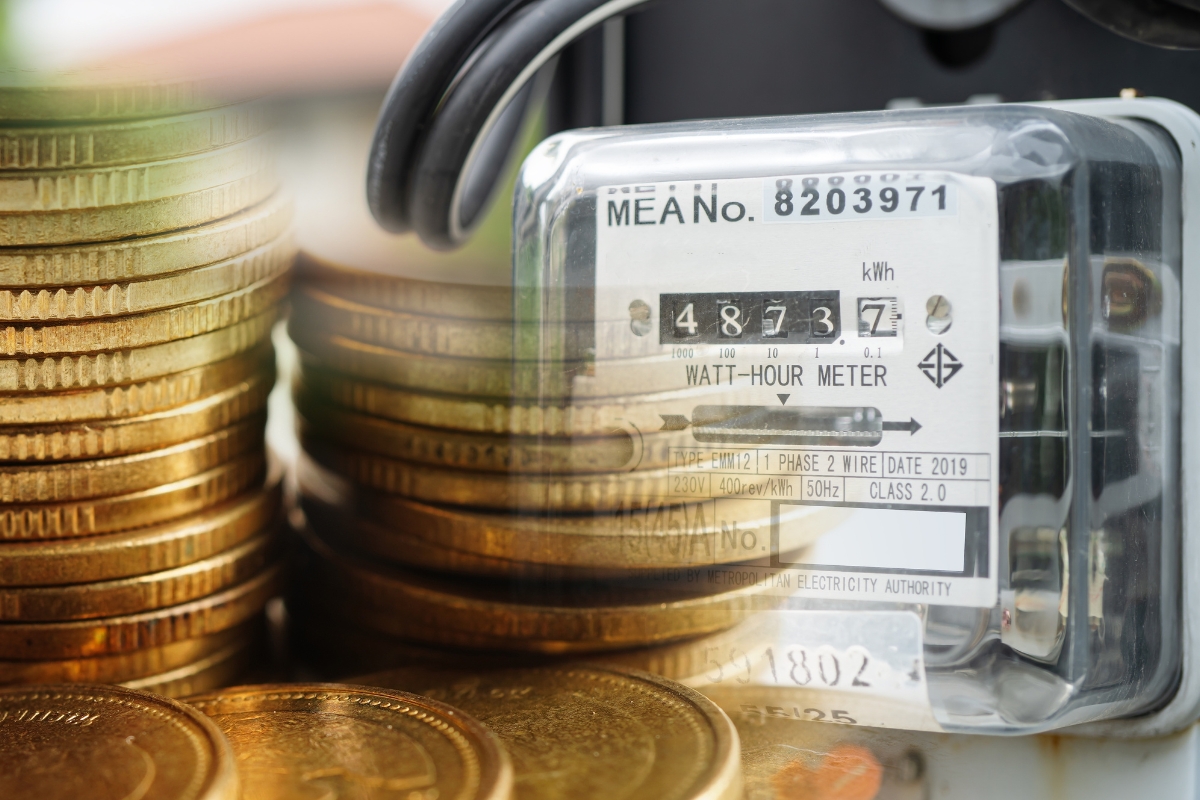 prikaz merača struje i novčića pored