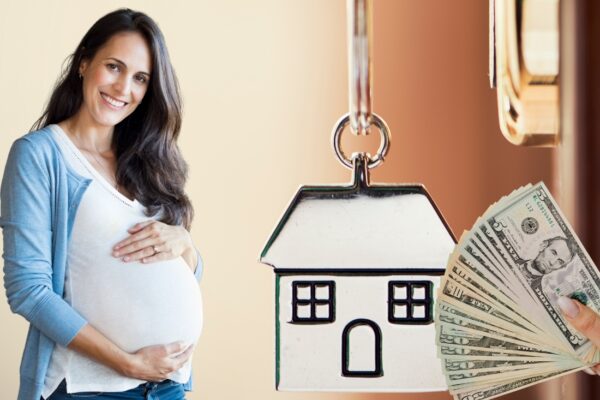 prikaz majke, ključa sa priveskom kuće i novca u ruci