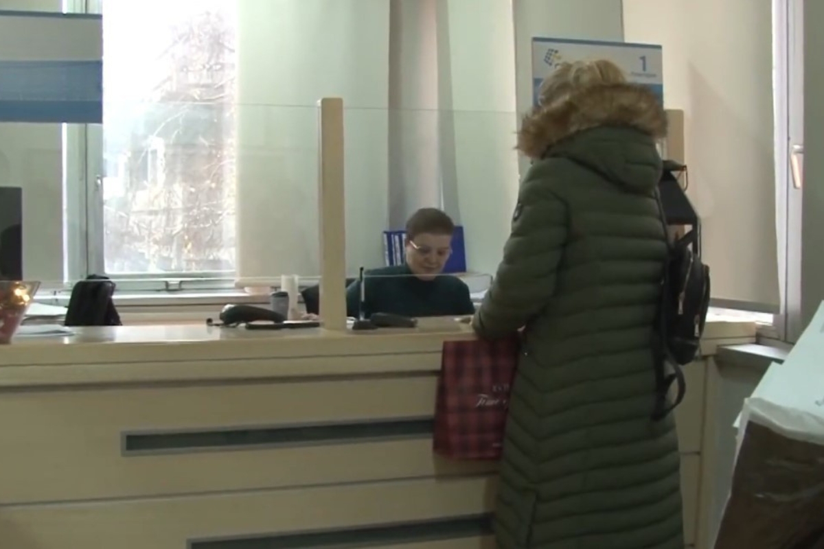 osoba stoji za šalterom