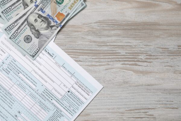 prikaz papira za bolovanje i novca