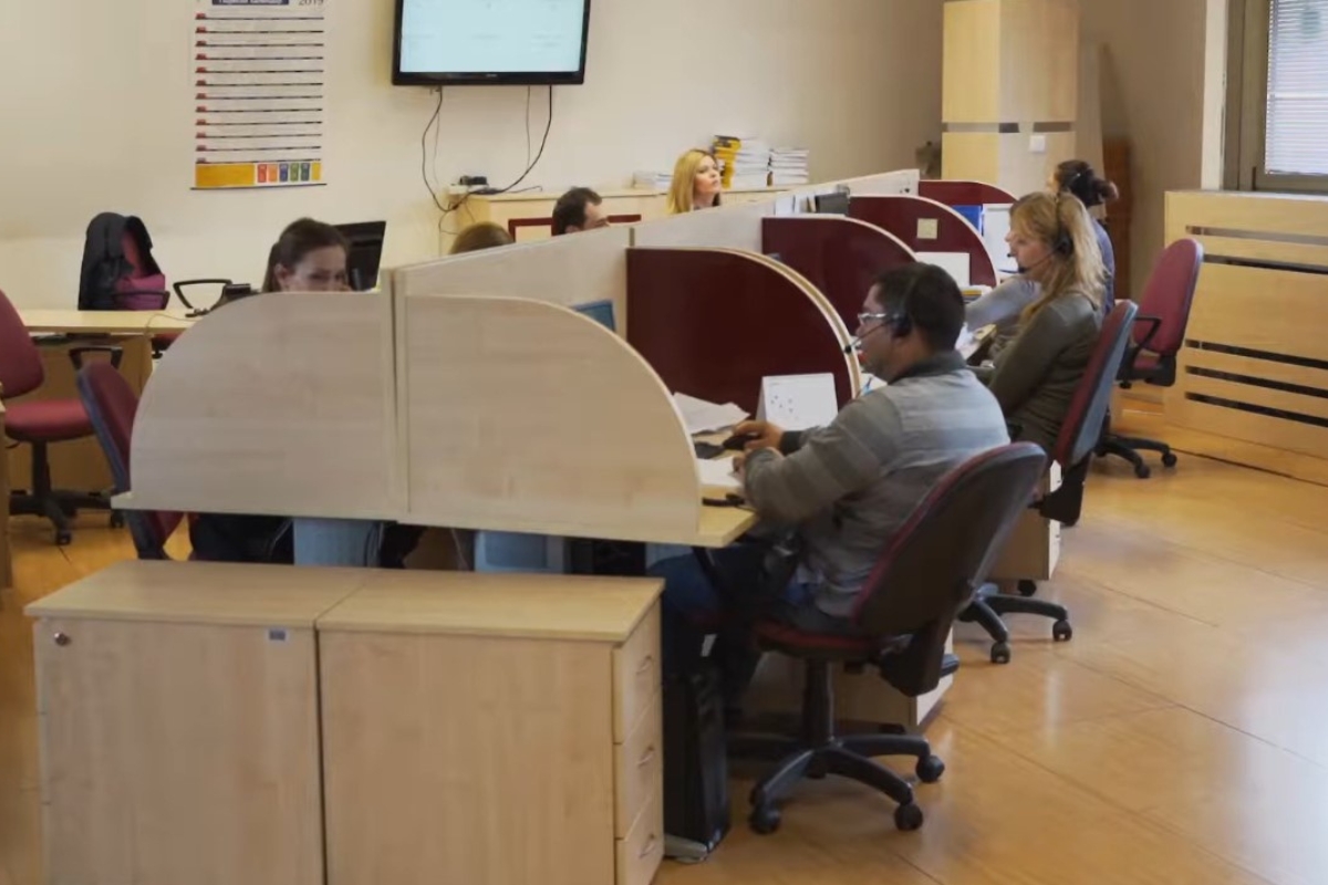 prikaz ljudi koji rade u poreskoj upravi