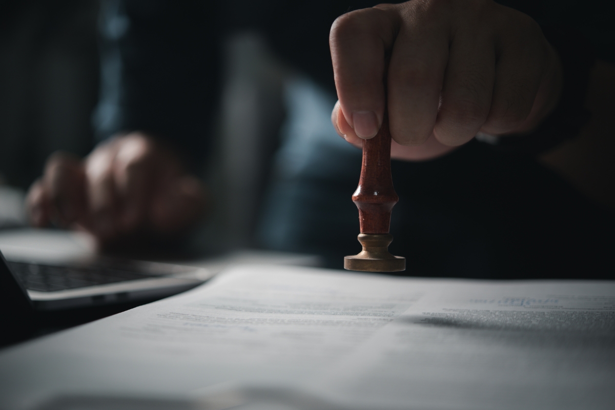 osoba udara pečat na papir