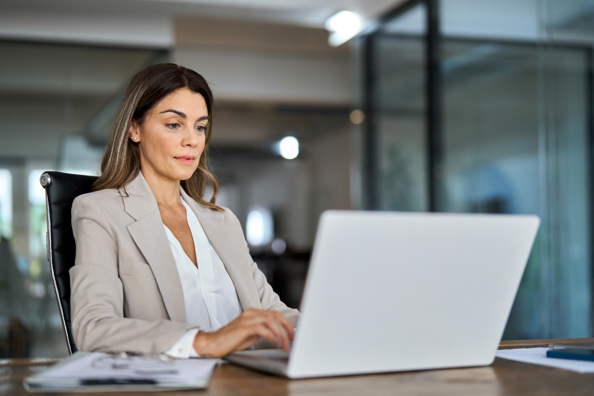 osoba koristi laptop u firmi