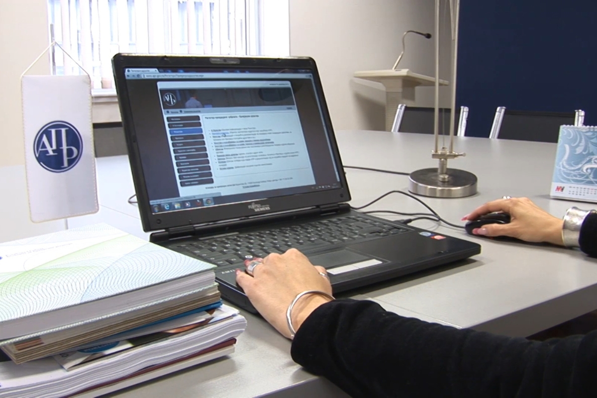 devojka koristi laptop