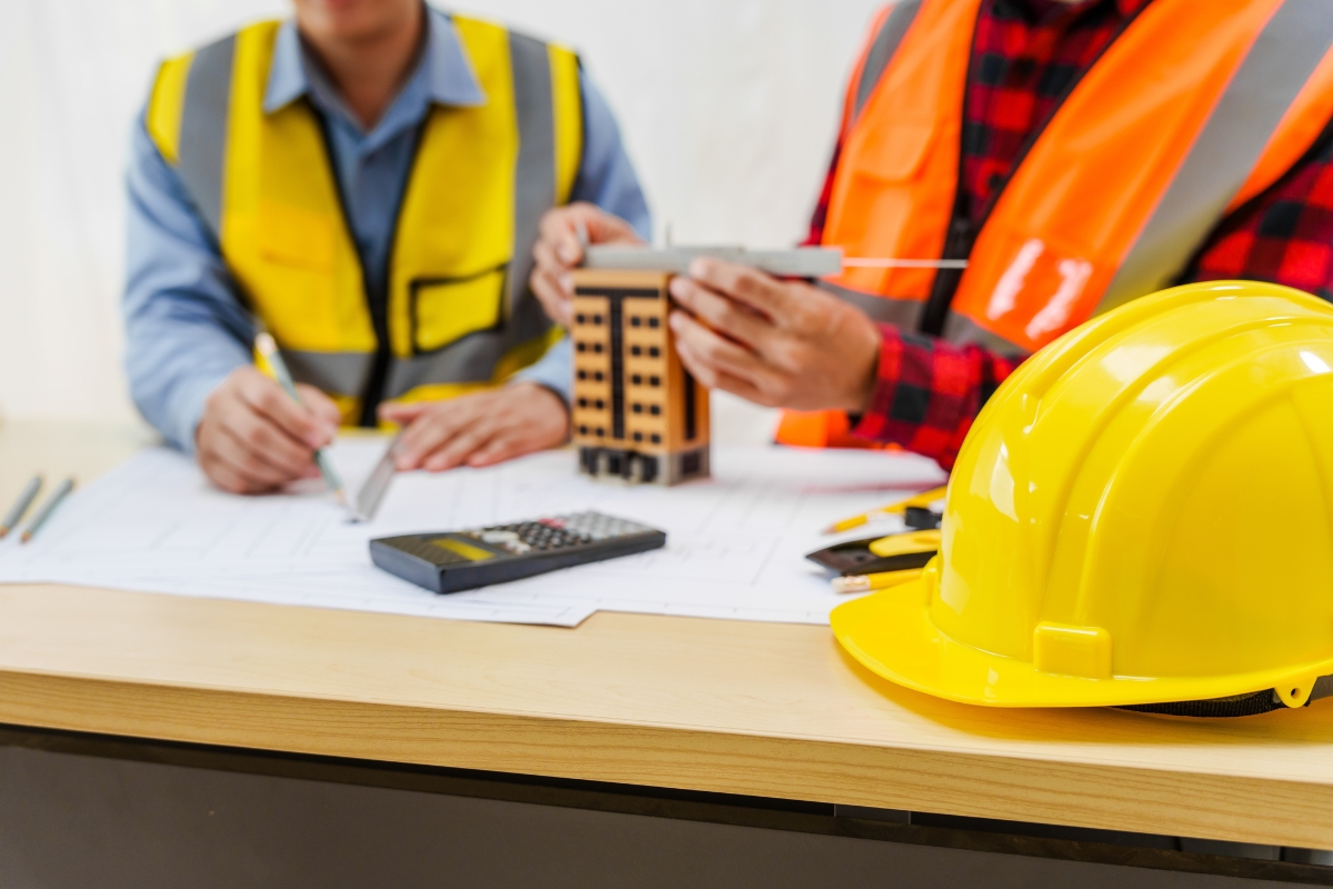 prikaz dve osobe koje popunjavaju papire oko dozvole