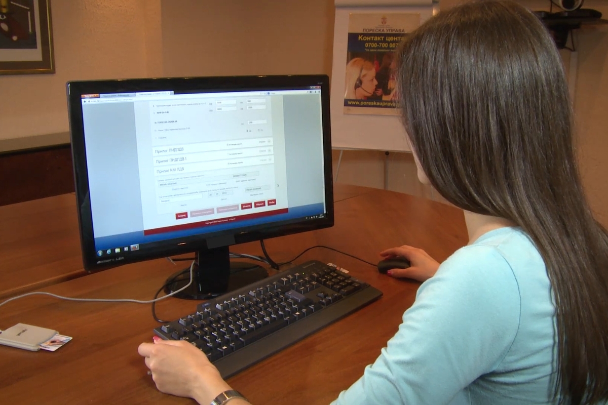 devojka rado ma sajtu poreske uprave