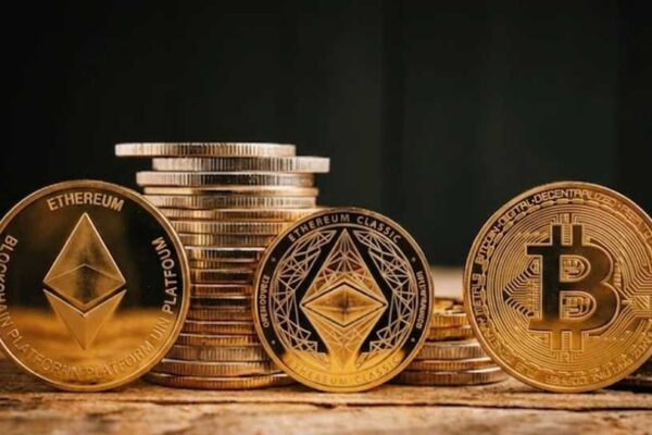 Bitcoin i Ethereum kriptovalute prikazane pored naslaganih digitalnih novčića