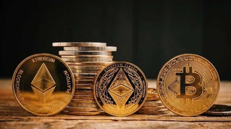 Bitcoin i Ethereum kriptovalute prikazane pored naslaganih digitalnih novčića