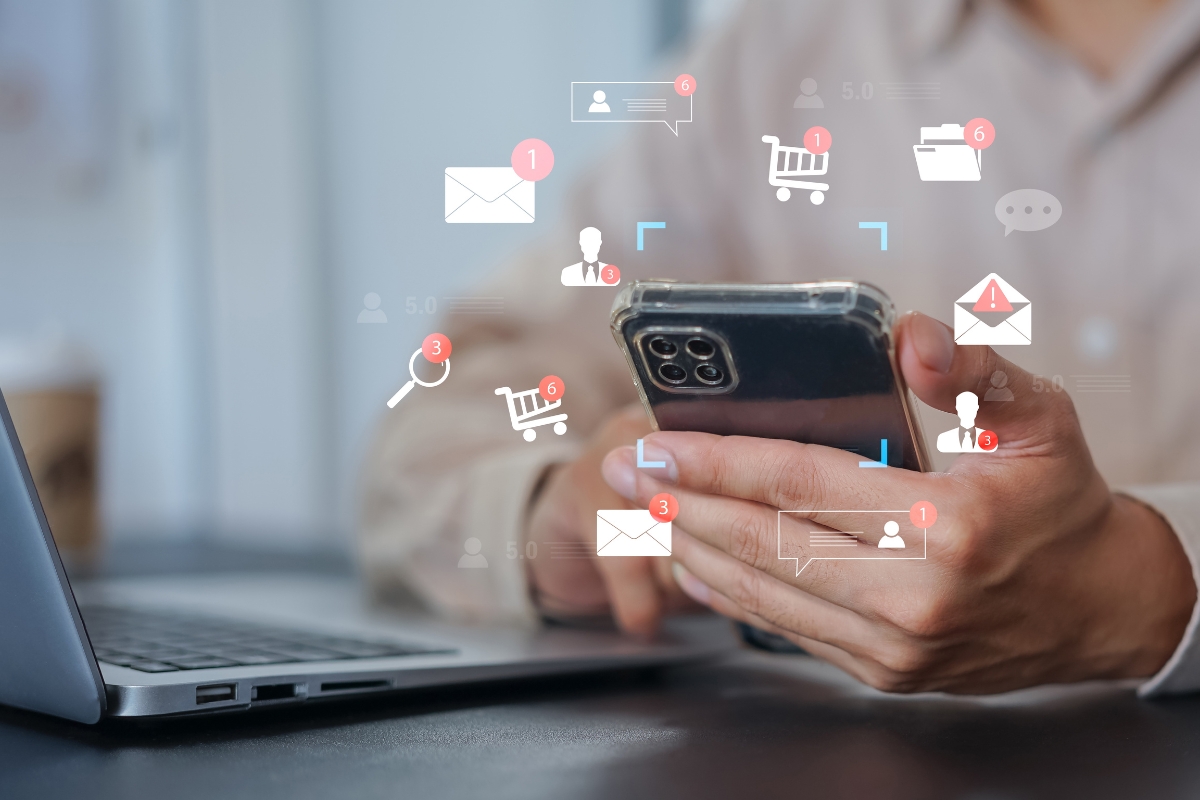 osoba kupuje online preko telefona