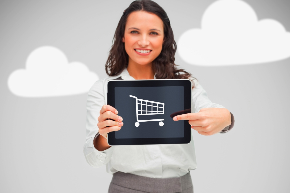 devojka drži tablet u ruci i pokazuje na web shop