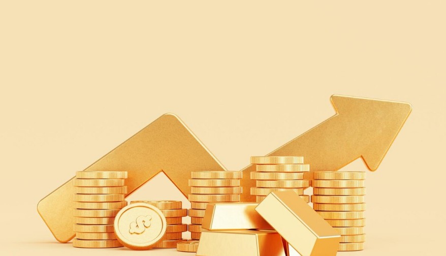 Zlatne poluge i naslagani zlatnici ispred zlatnih strelica koje simbolizuju rast vrednosti investicionog zlata